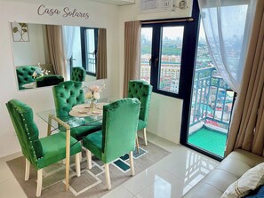 Slaapzaal, 1 slaapkamer, toegankelijk voor mindervaliden, balkon | Dineerruimte