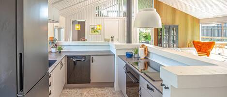 Køleskab, ovn, kogeplade, opvaskemaskine