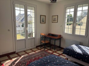 2 bedrooms, iron/ironing board, free WiFi, bed sheets