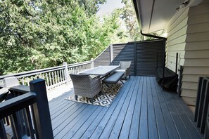 Outdoor dining - Charming 2-bedroom house in Bella Vista with AC and easy access to amenities (Bella Vista)