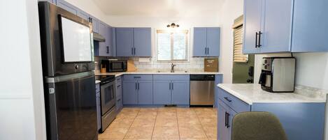 Four Ă micro-ondes, un four, surface de cuisson, lave-vaisselle