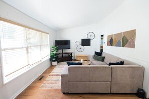 TV - Charming 2-bedroom house in Bella Vista with AC and easy access to amenities (Bella Vista)