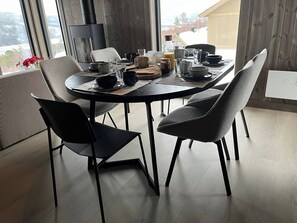 Mökki, 3 makuuhuonetta, terassi, näköala puutarhaan | Ruokailu