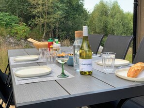 Mökki, 3 makuuhuonetta, terassi, näköala puutarhaan | Ulkoruokailutilat