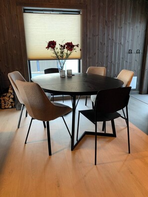 Cabaña, 3 habitaciones, Terraza, vista al jardín | Comedor