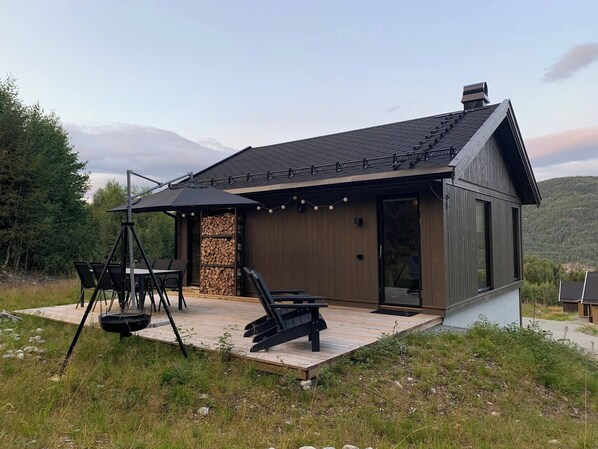 Cabaña, 3 habitaciones, Terraza, vista al jardín | Restaurante al aire libre