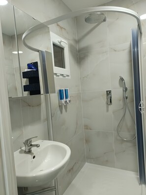 Shower, free toiletries, hair dryer, bidet