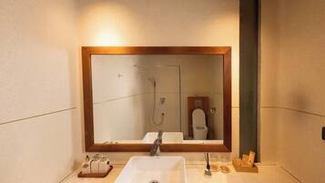 Ducha, secador de pelo, bidé y toallas