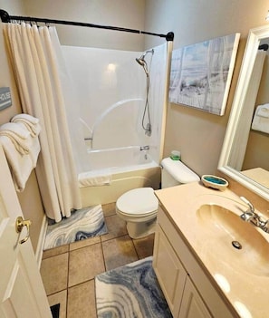 Jetted bath, hair dryer - Lake Front Oasis on Lake Balboa w/opt Boat Rental (Hot Springs Village)