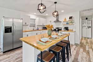 Private kitchen - Little Creek Mountain Escape: Near Point Lookout Winery + Hot Tub + Fire Pit (Hendersonville)