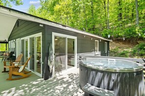 Terrace/patio - Little Creek Mountain Escape: Near Point Lookout Winery + Hot Tub + Fire Pit (Hendersonville)