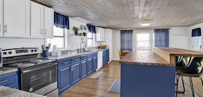 House, Multiple Beds (LegaSea Beach House) | Private kitchen