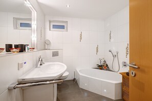 Dusj, hårføner og håndklær