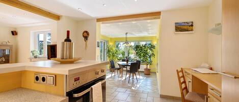 Frigorífico, horno, placa de cocina y lavavajillas