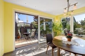 Dining - Apartment 'Cathleen Bohnert' with Mountain View, Private Terrace and Wi-Fi (Lindau am Bodensee)