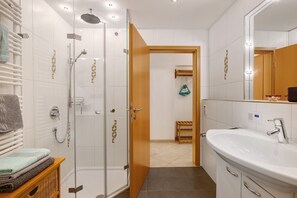 シャワー、ヘアドライヤー、タオル