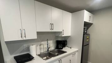 Microondas, horno y placa de cocina