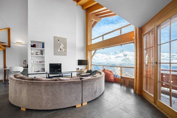 TV, fireplace, DVD player