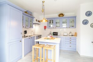 Villa Azul 1 | Private kitchen | Full-sized fridge, microwave, oven, stovetop - Aposento Real Villas (Montemor-o-Novo)