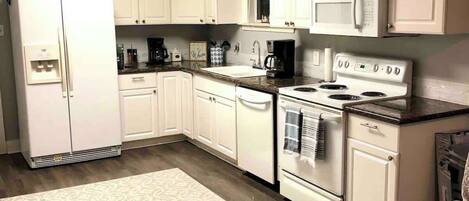 Réfrigérateur, micro-ondes, four, plaque de cuisson