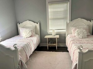 3 habitaciones, tabla de planchar con plancha, wifi y ropa de cama 