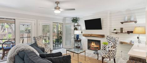 Una televisión, una chimenea