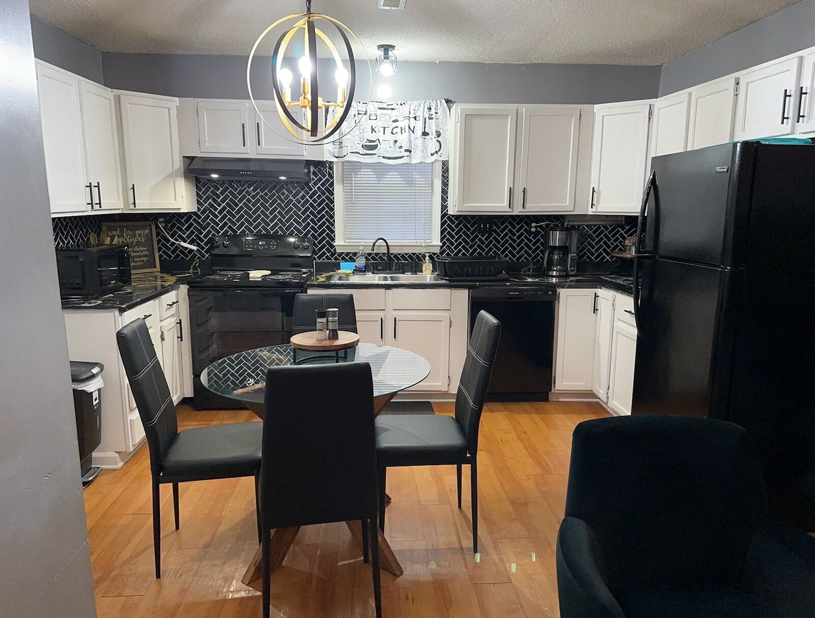 Een koelkast, een magnetron, een oven, een kookplaat