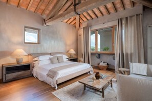 7 Schlafzimmer, Zimmersafe, Bügeleisen/Bügelbrett