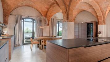 Frigorifero, microonde, piano cottura