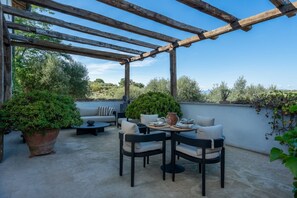 Outdoor dining - The Romantic Olive Reatreat with pool and garden near Florence (Lastra a Signa)