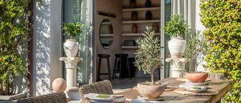 تناول الطعام بالخارج