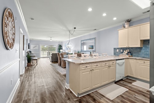 Golf & Sunshine - Spacious Condo Overlooking the Green