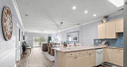 Golf & Sunshine - Spacious Condo Overlooking the Green