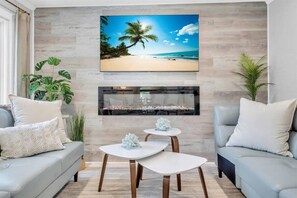 テレビ、暖炉、書斎 / ワークスペース