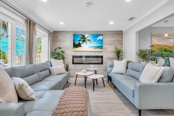 テレビ、暖炉、書斎 / ワークスペース