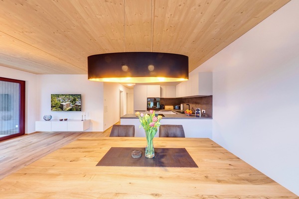 Apartment 3 | Wohnbereich | 80-Zoll-Fernseher mit Satellitenempfang