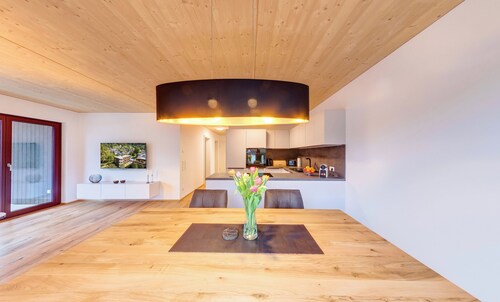 Urban-Apartmenthaus zwischen Berg und See