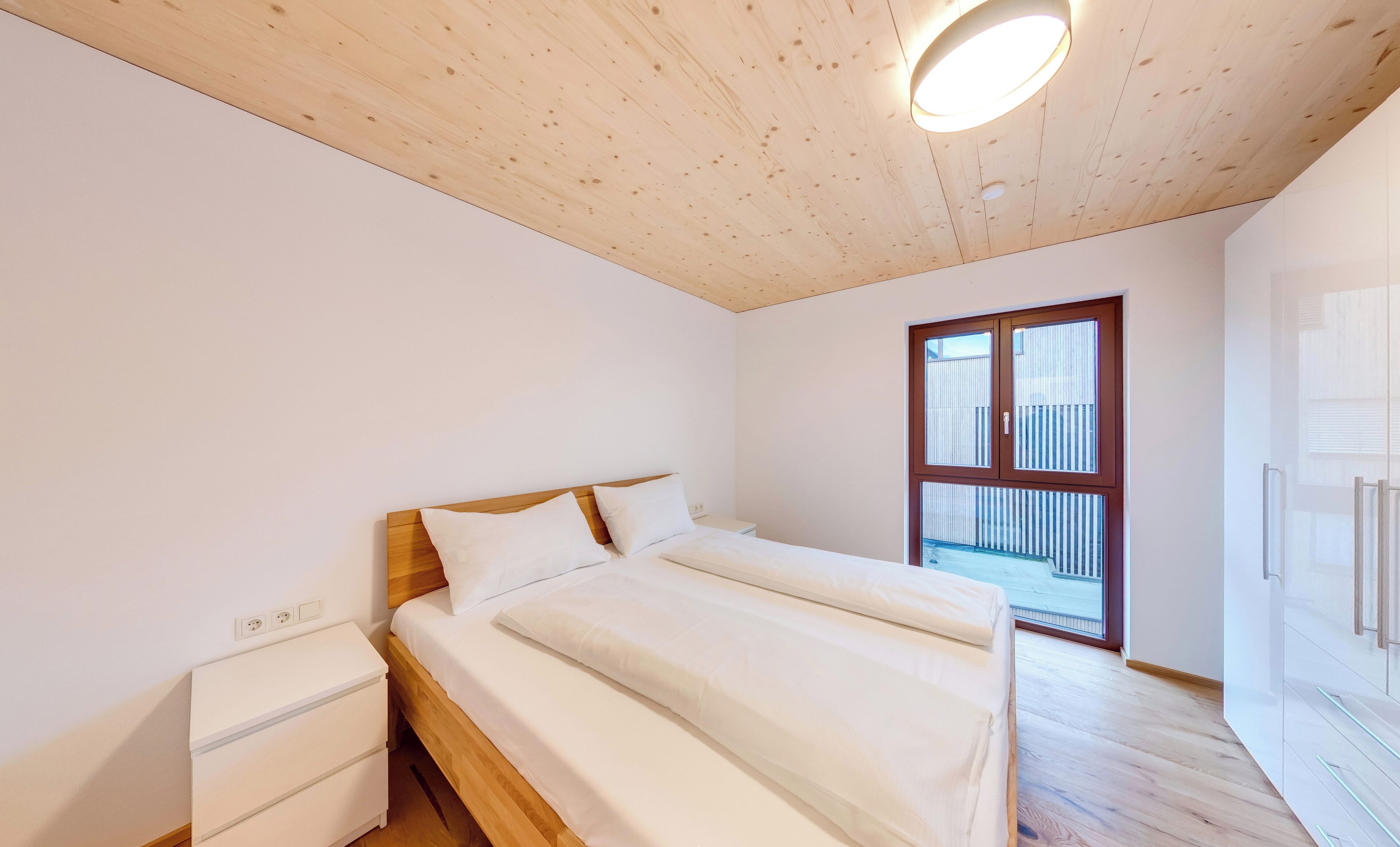 Laptopgeeigneter Arbeitsplatz, schallisolierte Zimmer, Babybetten