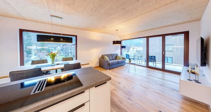 Urban-Apartmenthaus zwischen Berg und See