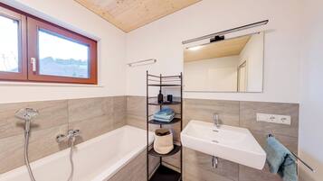 Ducha, secador de pelo, toallas, jabón