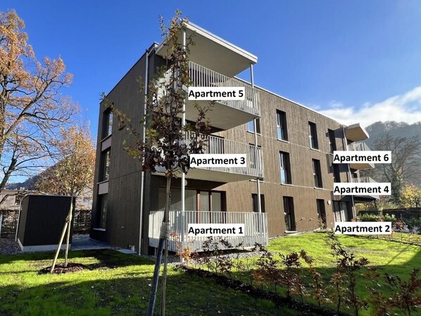 Vista frontal de la propiedad