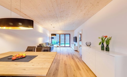 Urban-Apartmenthaus zwischen Berg und See