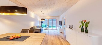 Urban-Apartmenthaus zwischen Berg und See