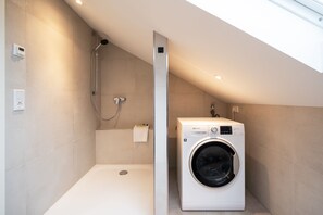Dusche, kostenlose Toilettenartikel, Haartrockner, Handtücher