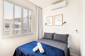 Apartamento conforto | Cortinas blackout, ferros/tábuas de passar roupa, Wi-Fi de cortesia
