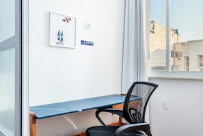 Apartamento conforto | Cortinas blackout, ferros/tábuas de passar roupa, Wi-Fi de cortesia
