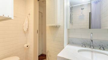 Comfort Apartment | Bathroom