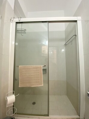 Shower, free toiletries, hair dryer, towels - STAY Nest in Tala Apartment (Tala)