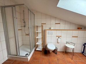 Douche, savon, papier de toilette