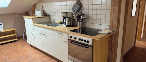 冷蔵庫、電子レンジ、オーブン、コンロ